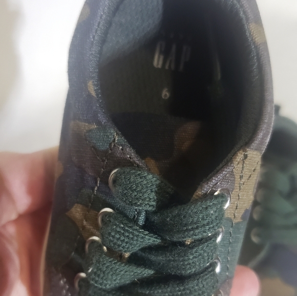 Gap Toddler Camo Sneakers Size 6 - Picture 3 of 7